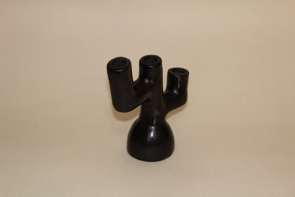 Candelabro de barro negro