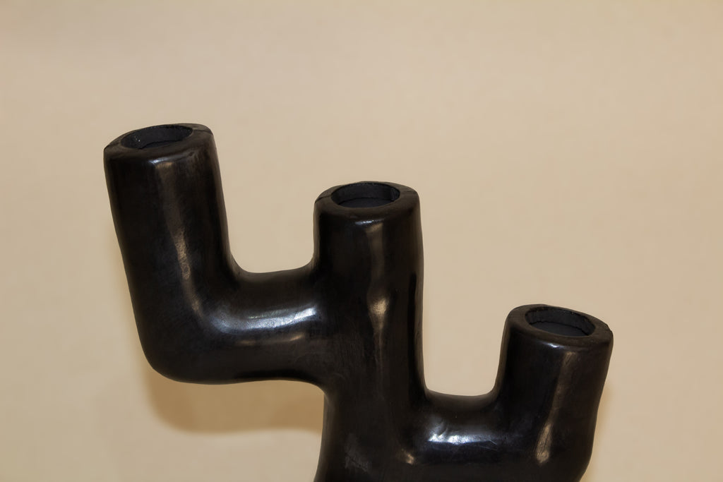 Candelabro de barro negro