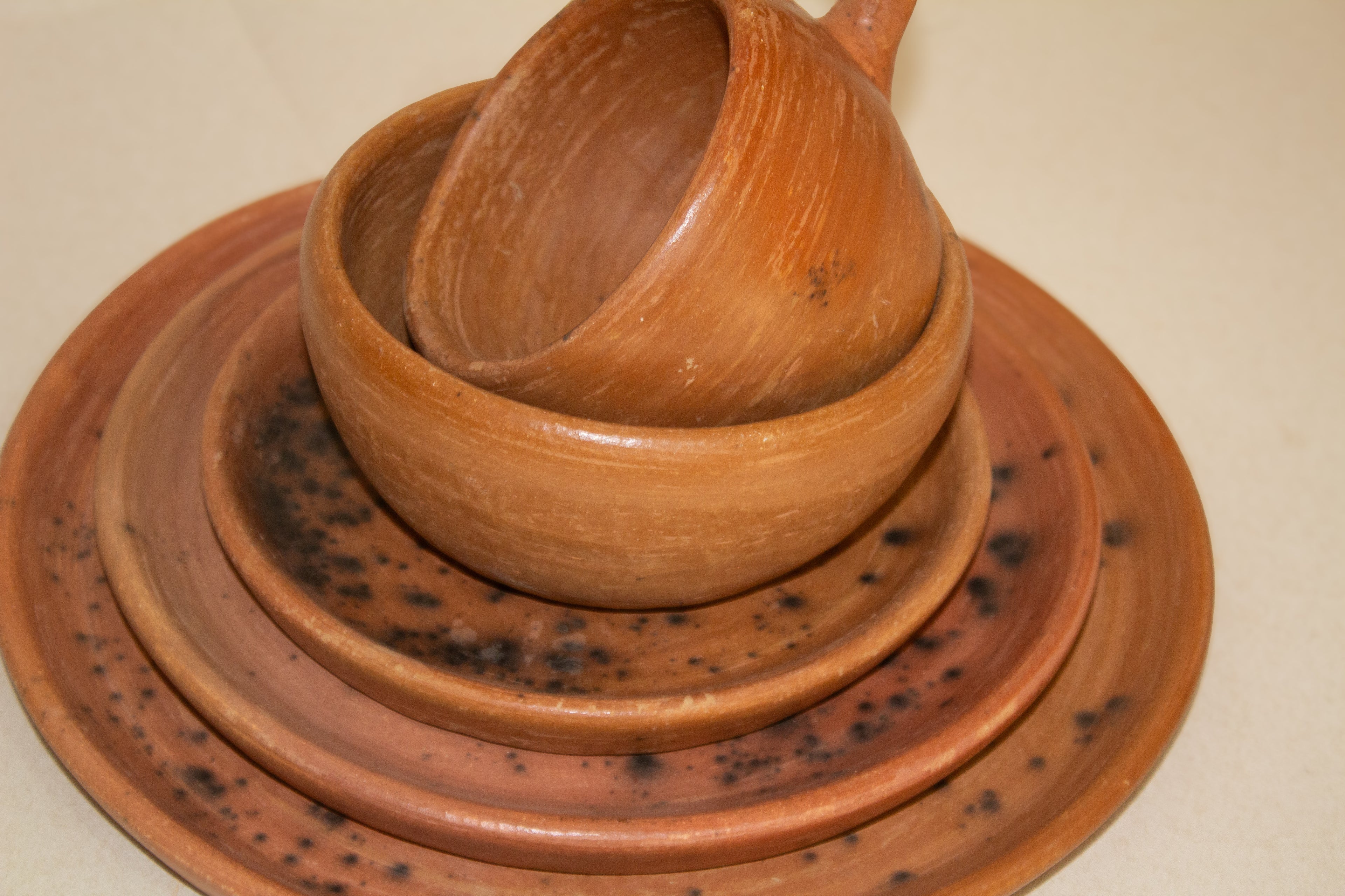 Juego de vajilla de barro rojo ahumado
