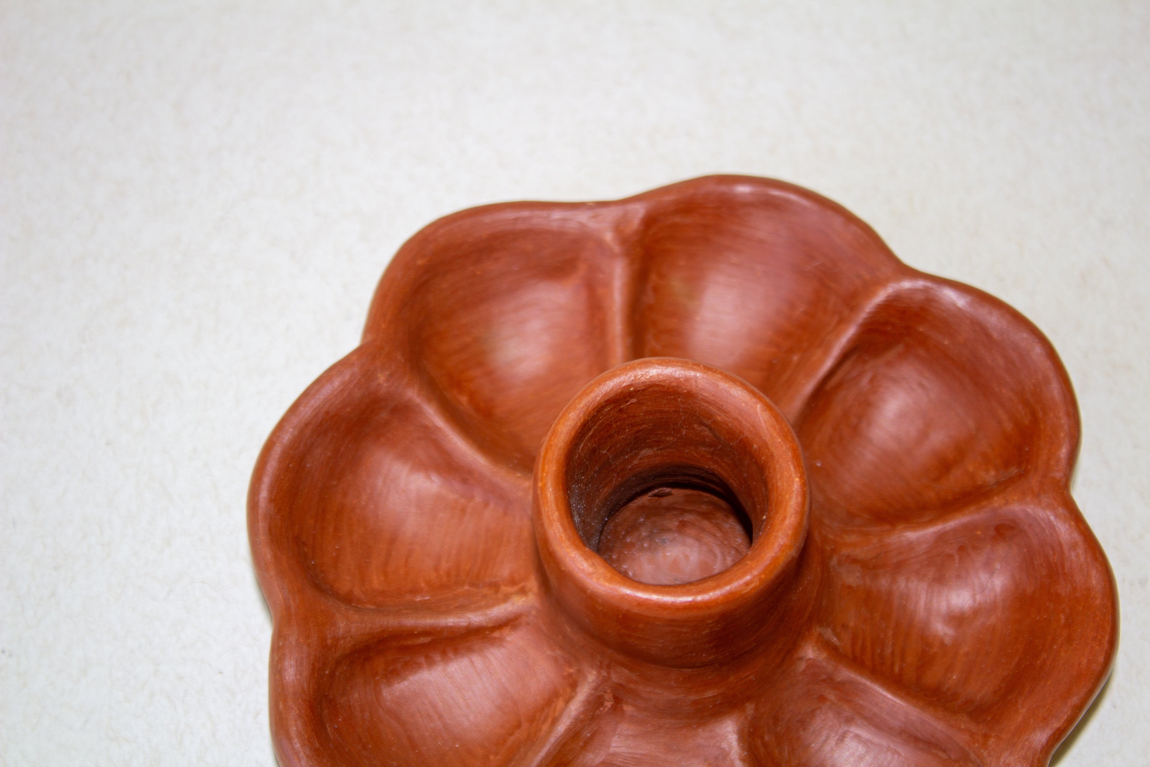 Candelabro flor barro rojo