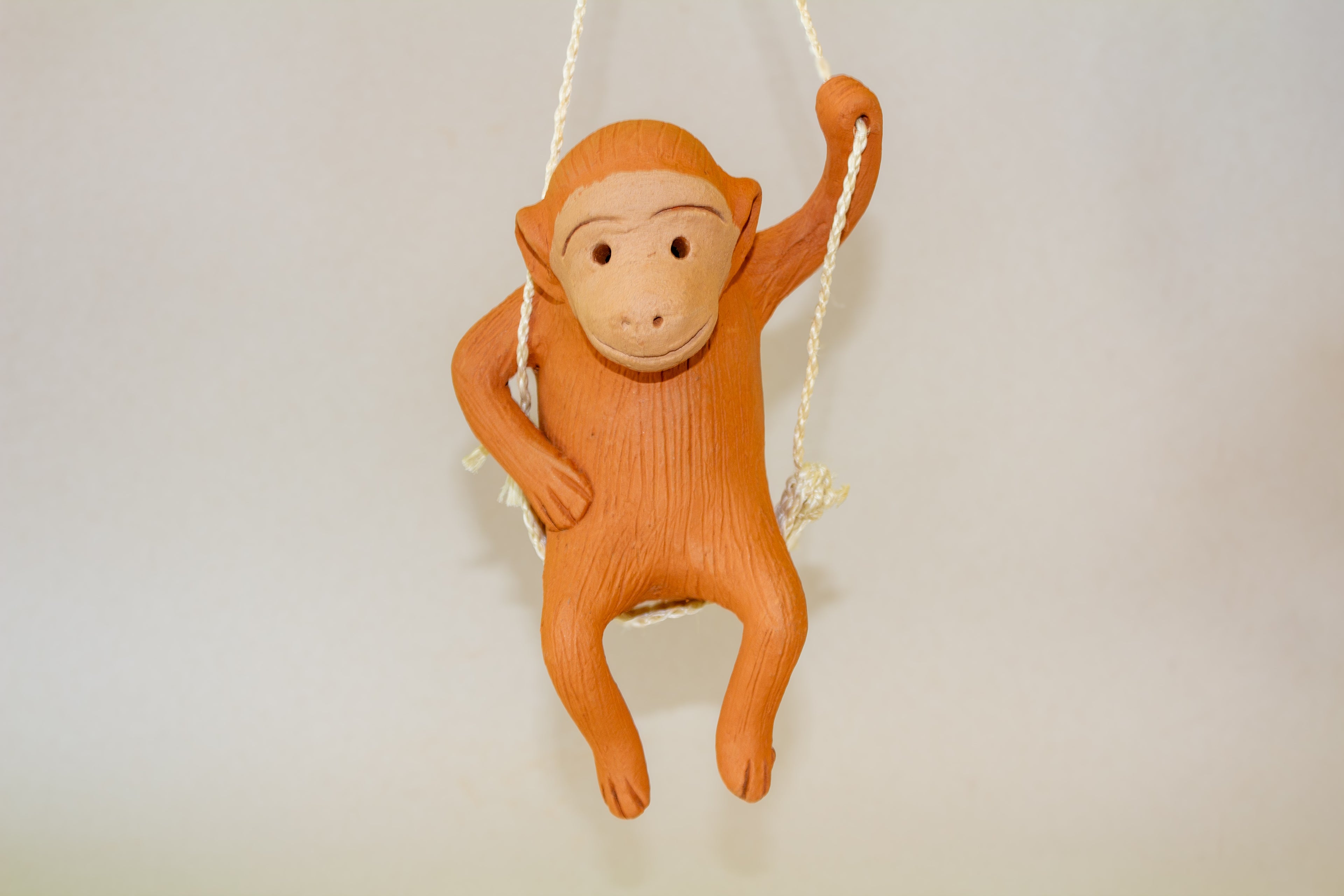 Chango colgante columpio de barro naranja