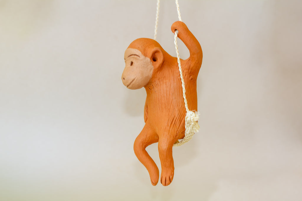 Chango colgante columpio de barro naranja