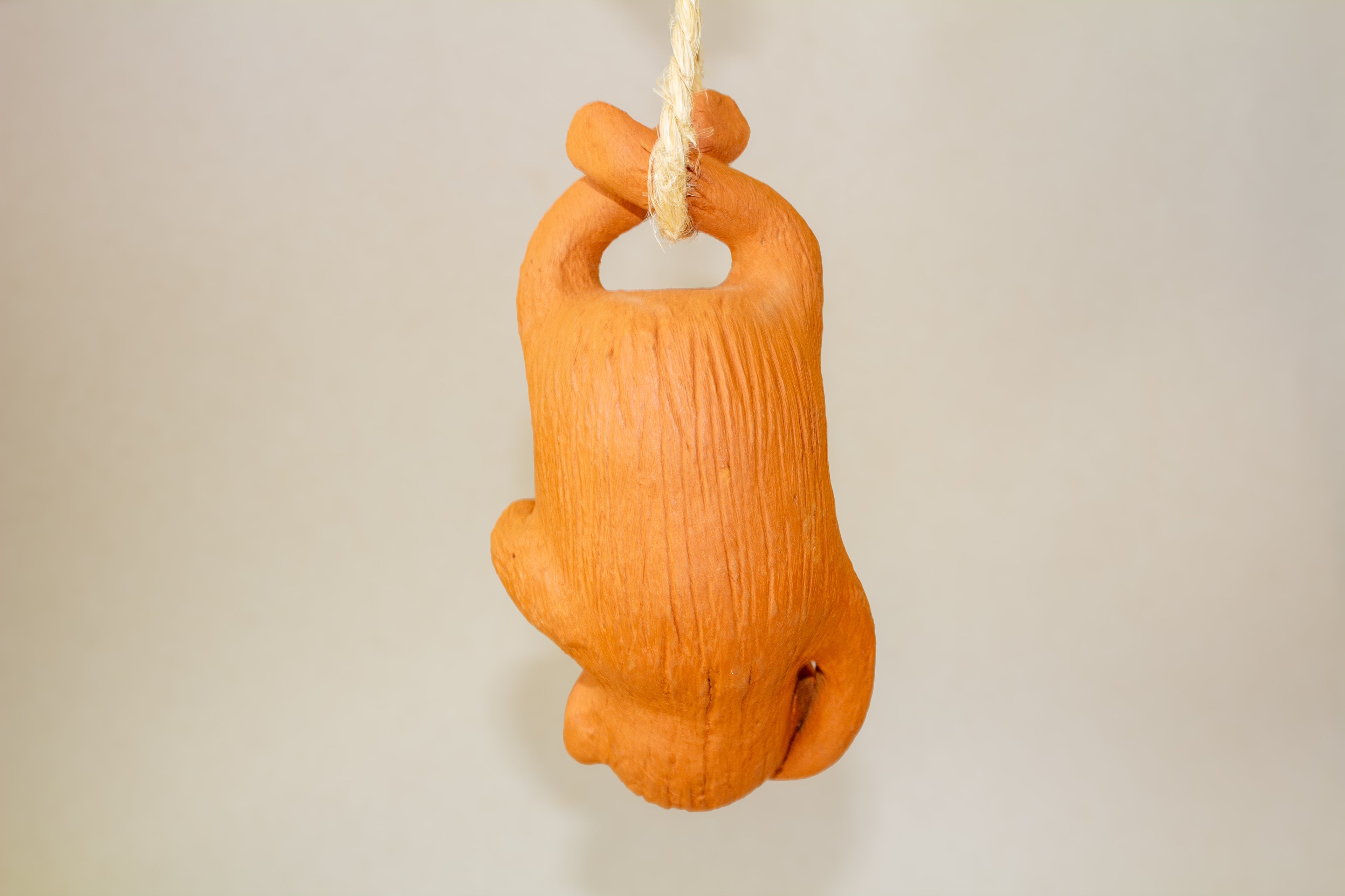 Chango colgando mediano de barro naranja