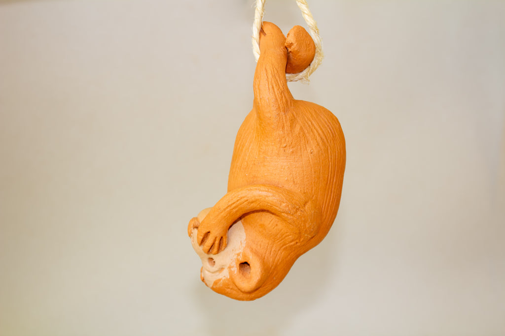 Chango colgando mediano de barro naranja