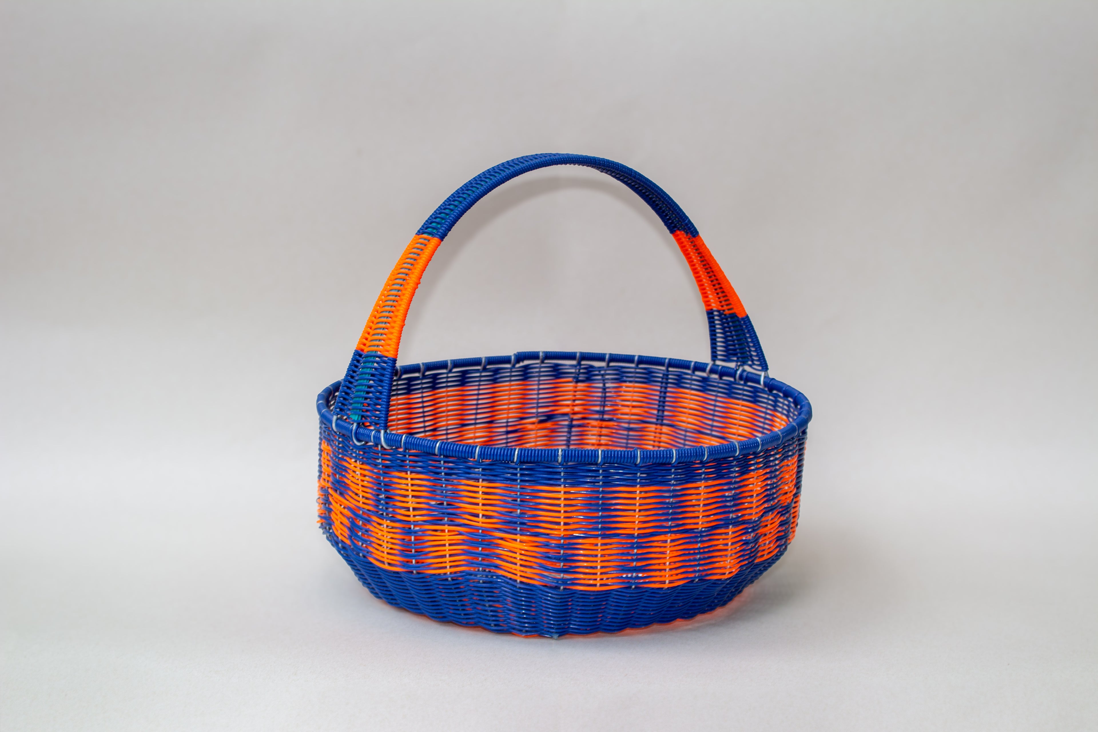 Canasta honda tejida de plástico reciclado