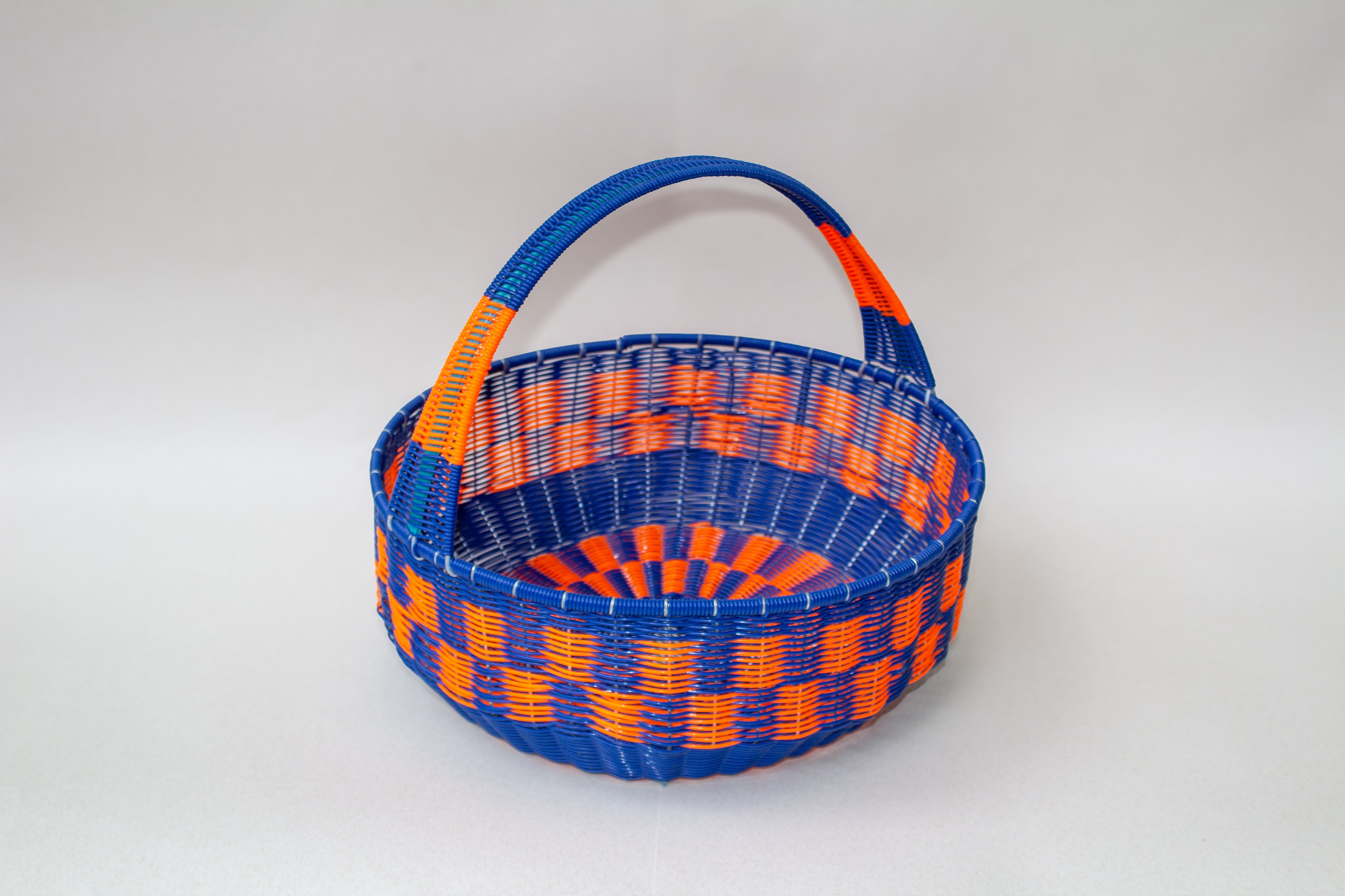 Canasta honda tejida de plástico reciclado