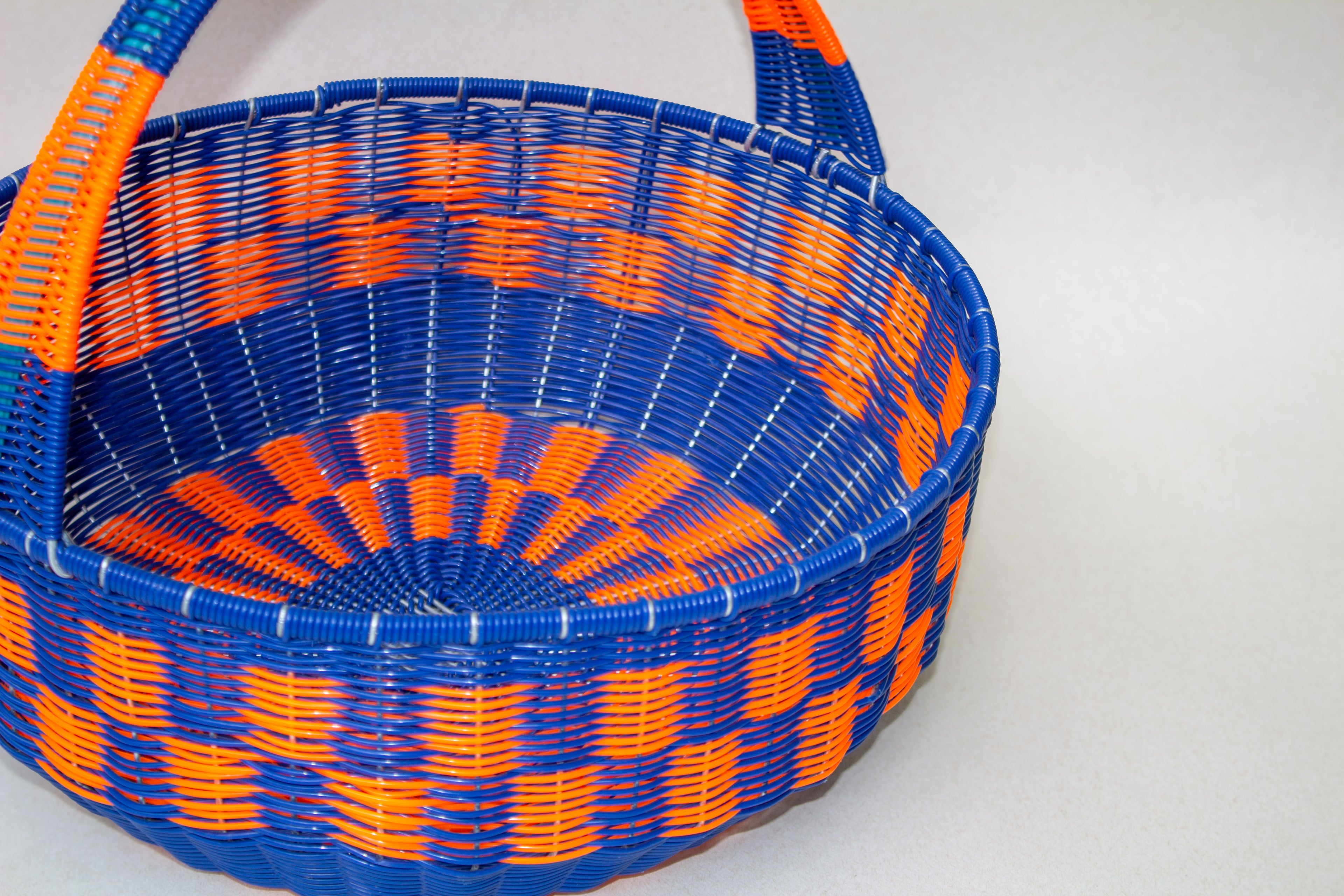 Canasta honda tejida de plástico reciclado