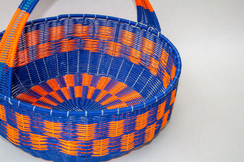 Canasta honda tejida de plástico reciclado