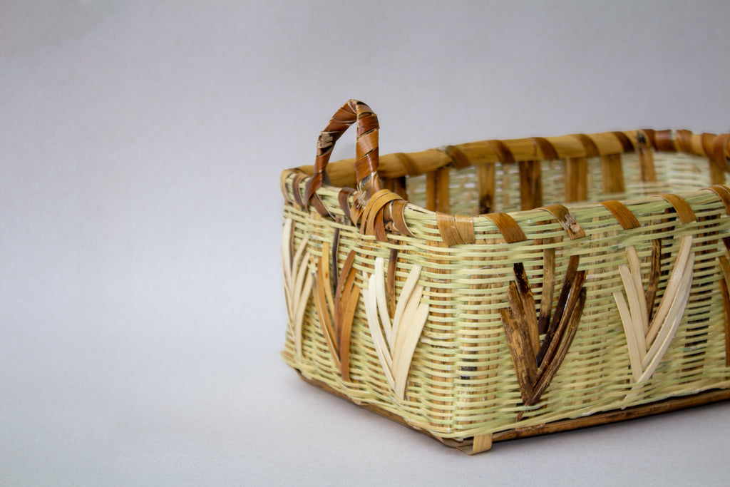 Cesto rectangular con agarraderas de carrizo decorado