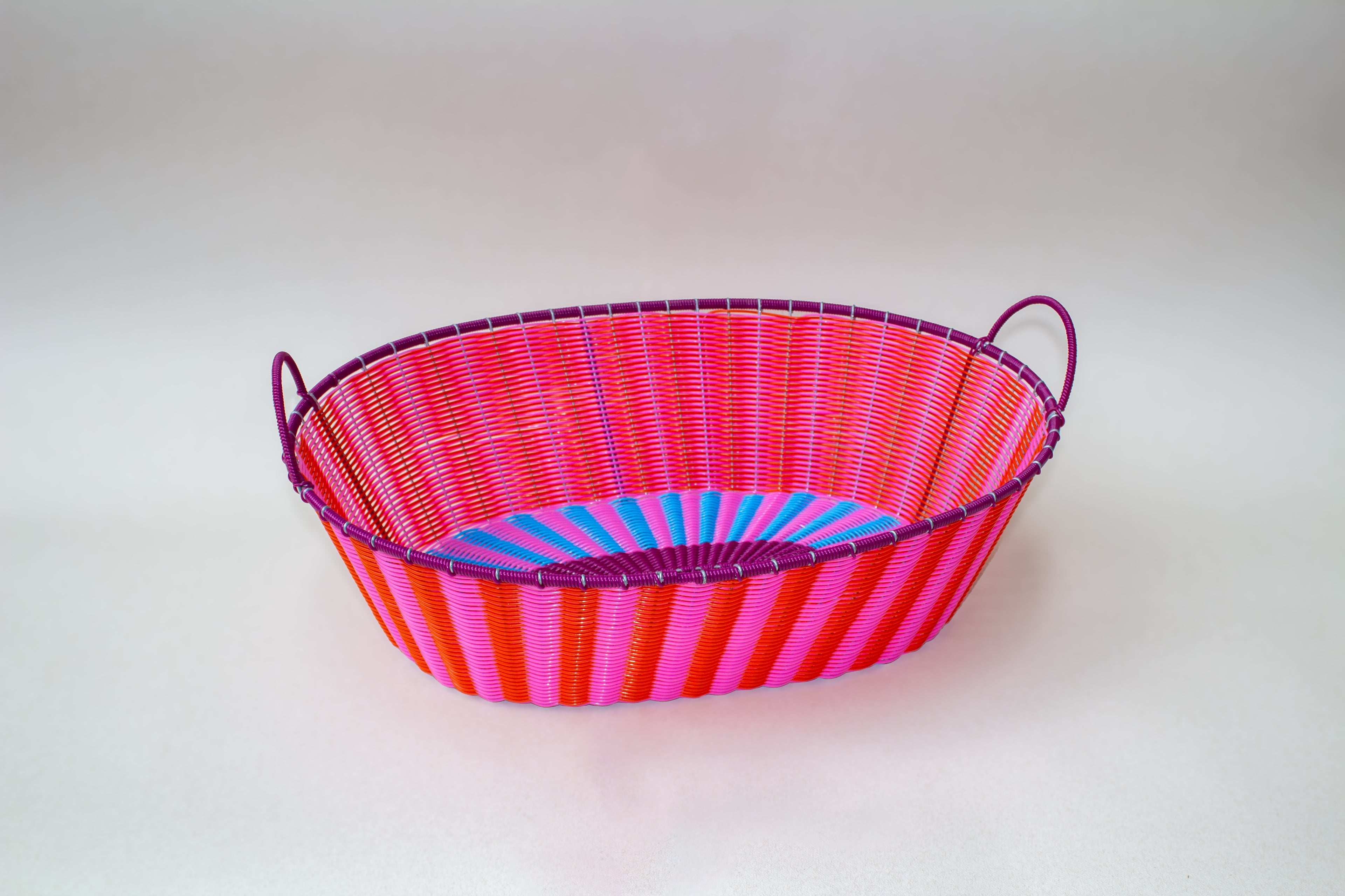 Cesta ovalada tejida de plástico reciclado