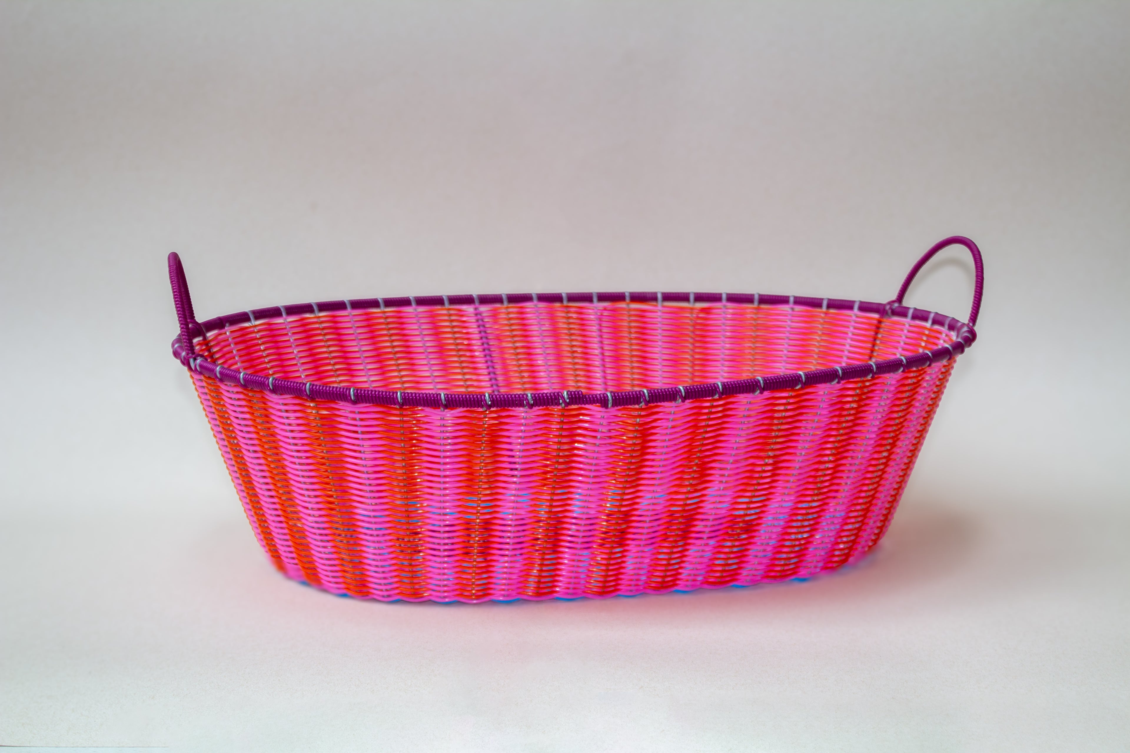 Cesta ovalada tejida de plástico reciclado