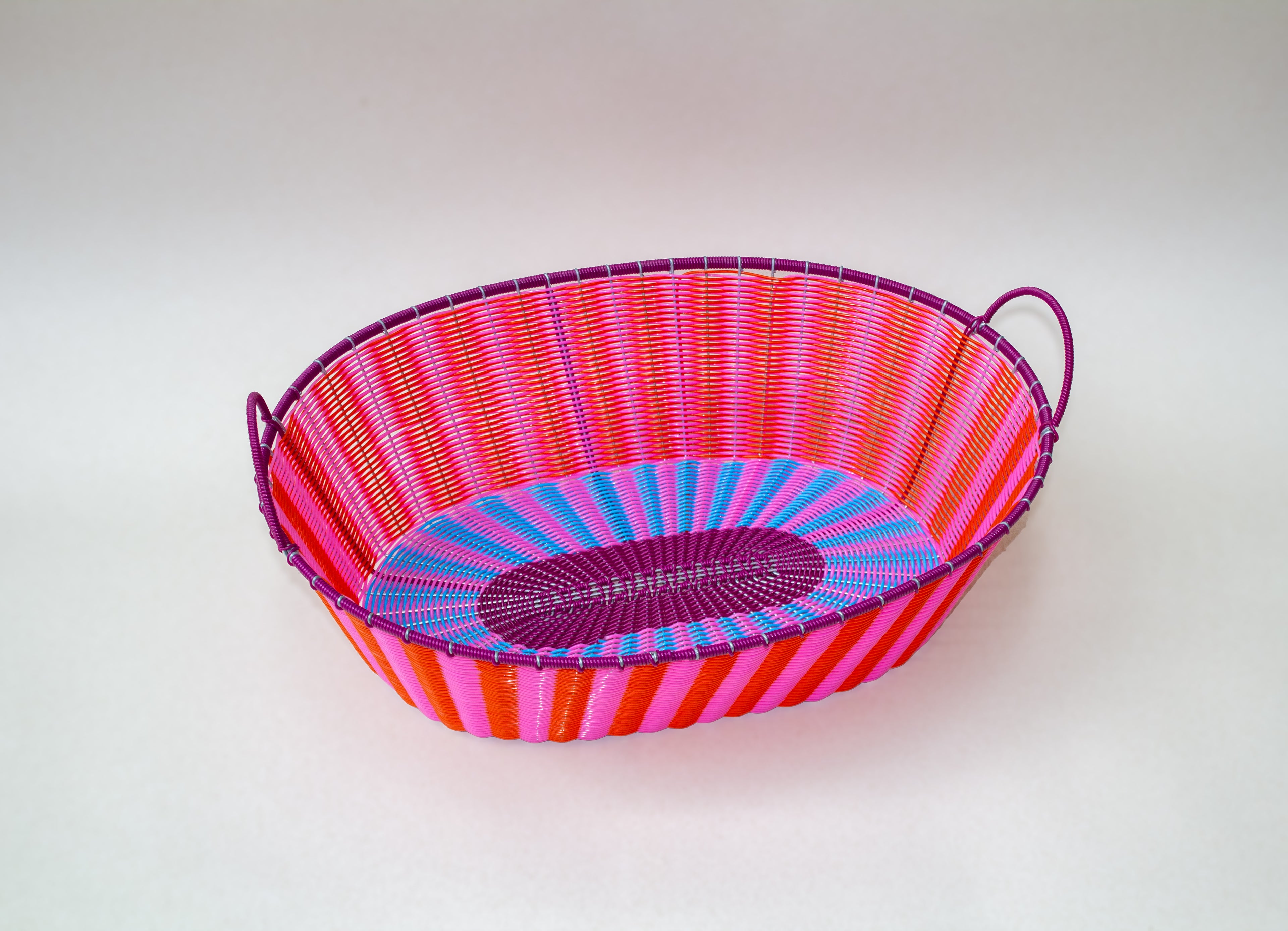 Cesta ovalada tejida de plástico reciclado