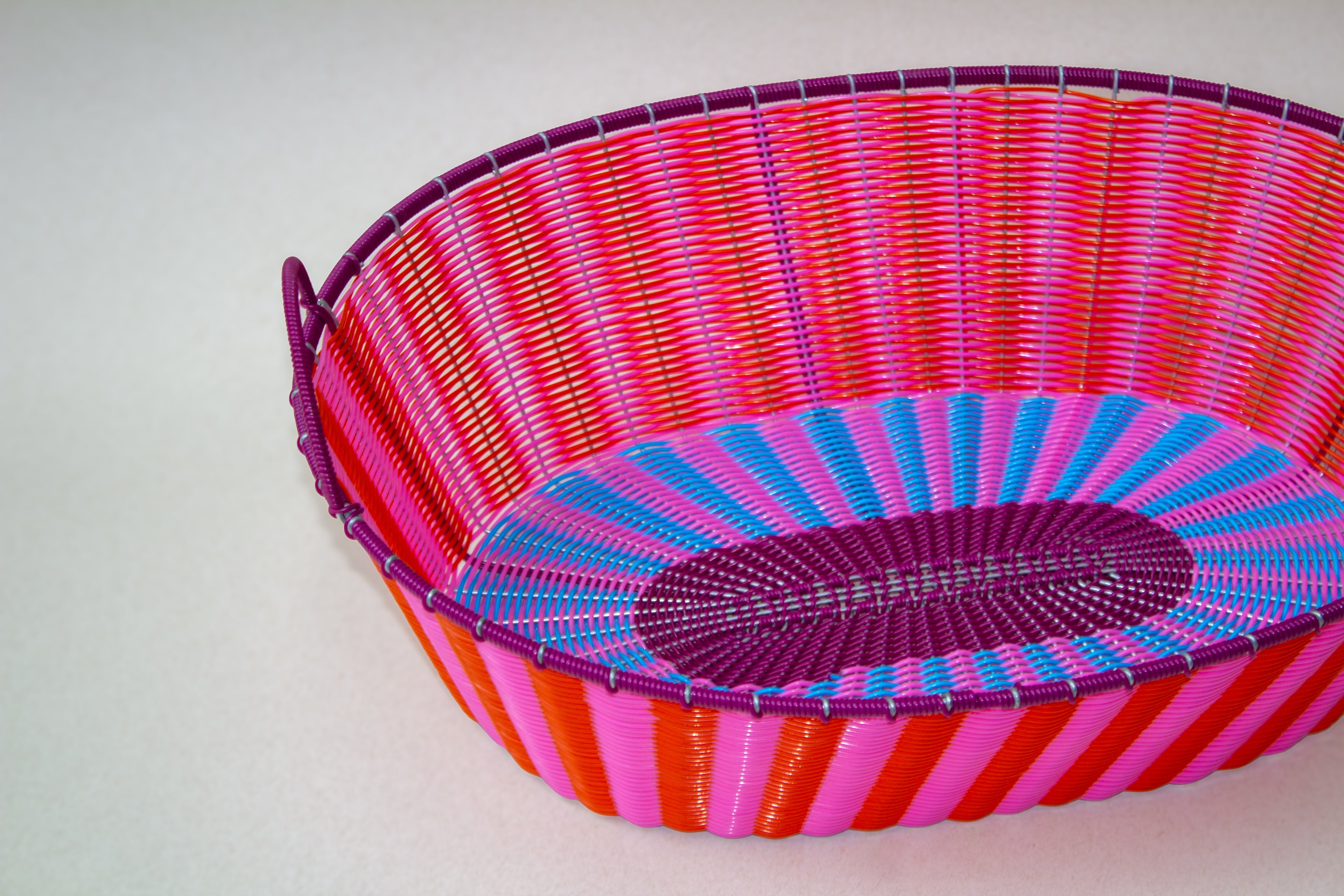 Cesta ovalada tejida de plástico reciclado