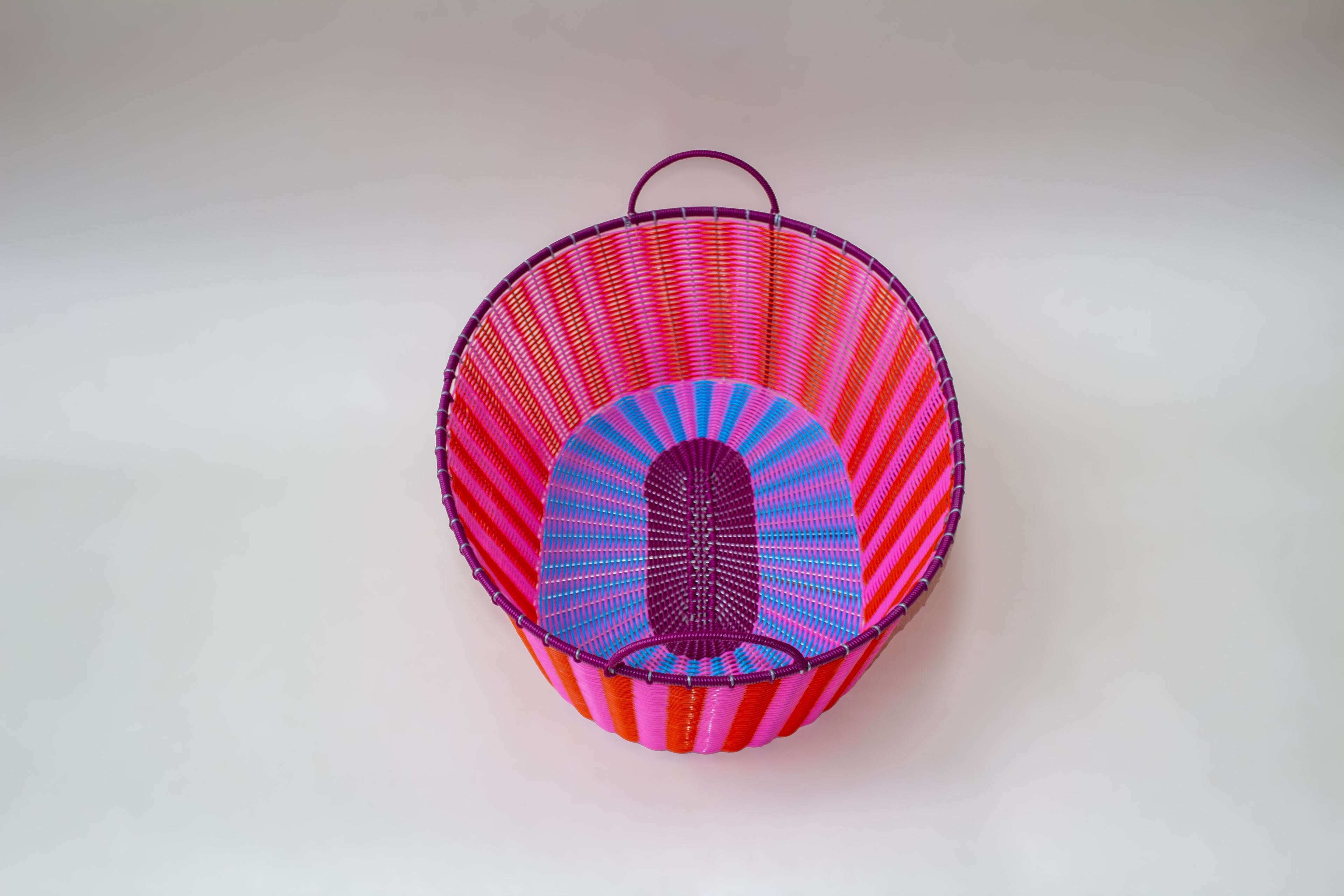 Cesta ovalada tejida de plástico reciclado