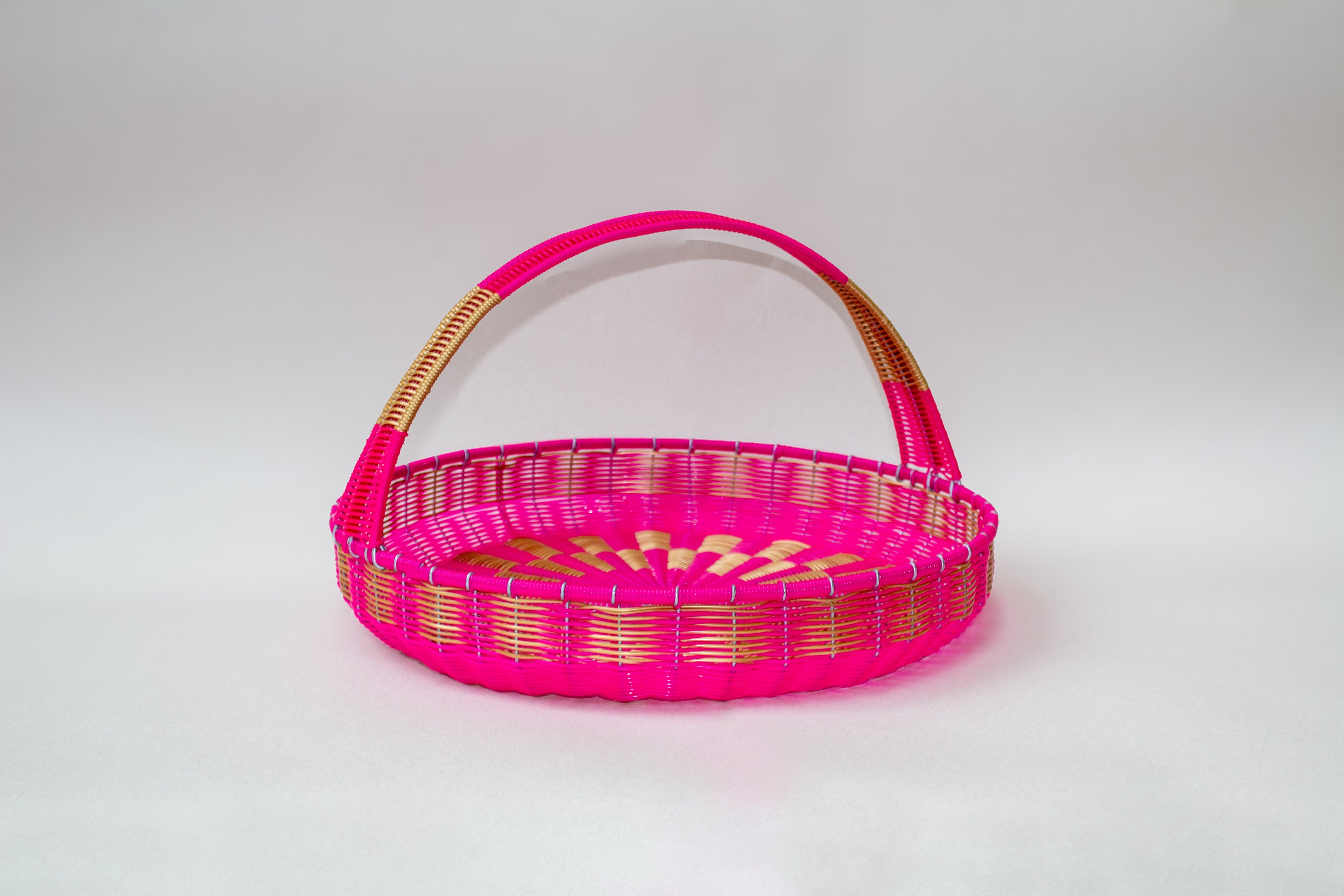 Canasta plana tejida de plástico reciclado