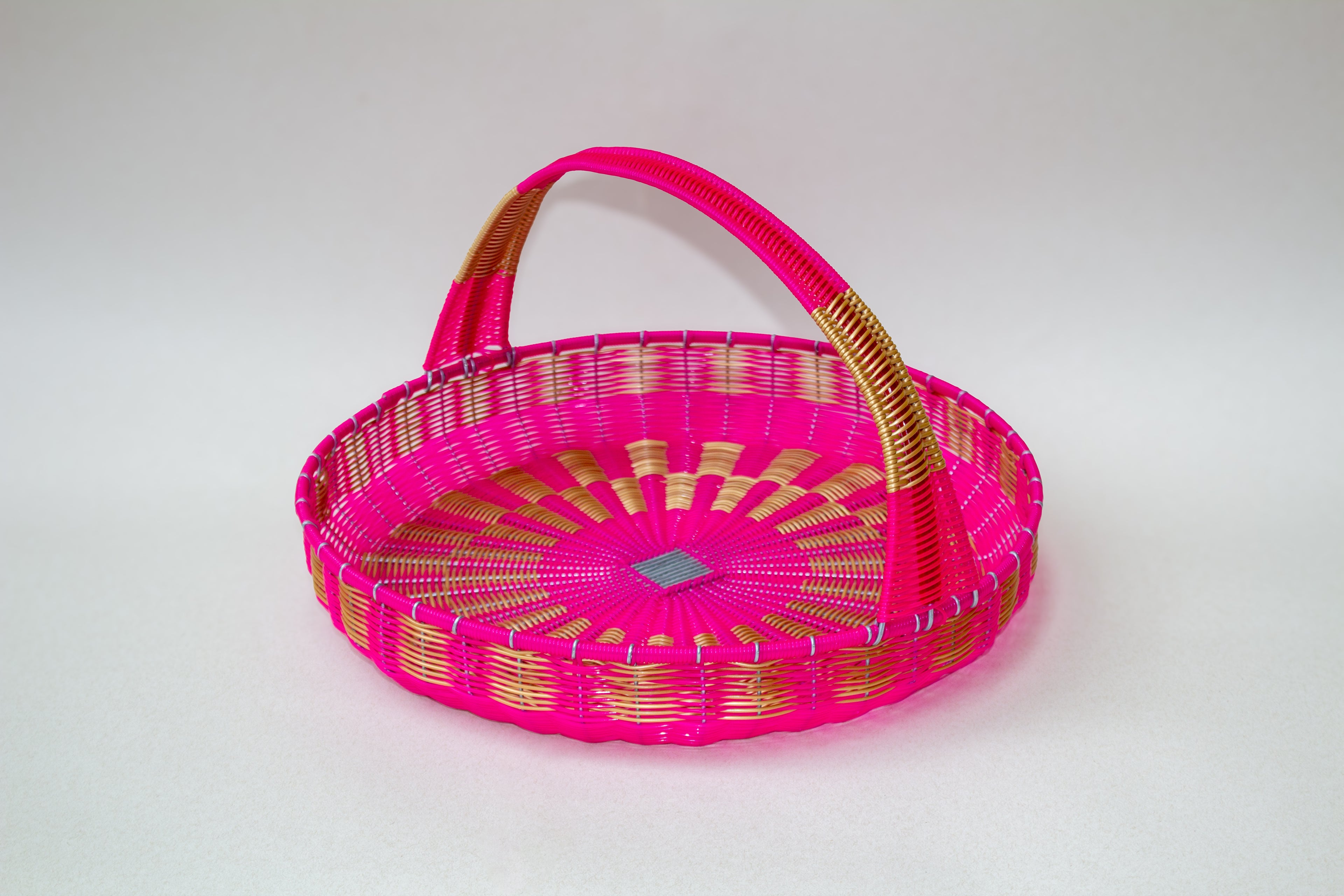 Canasta plana tejida de plástico reciclado