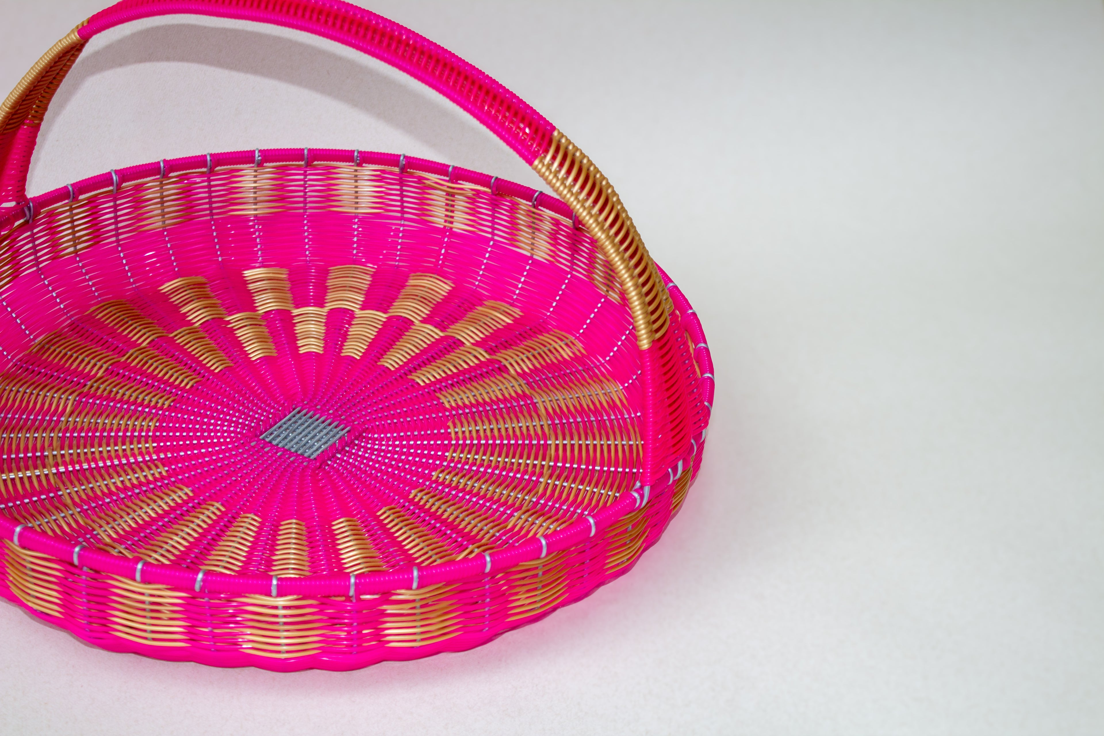 Canasta plana tejida de plástico reciclado