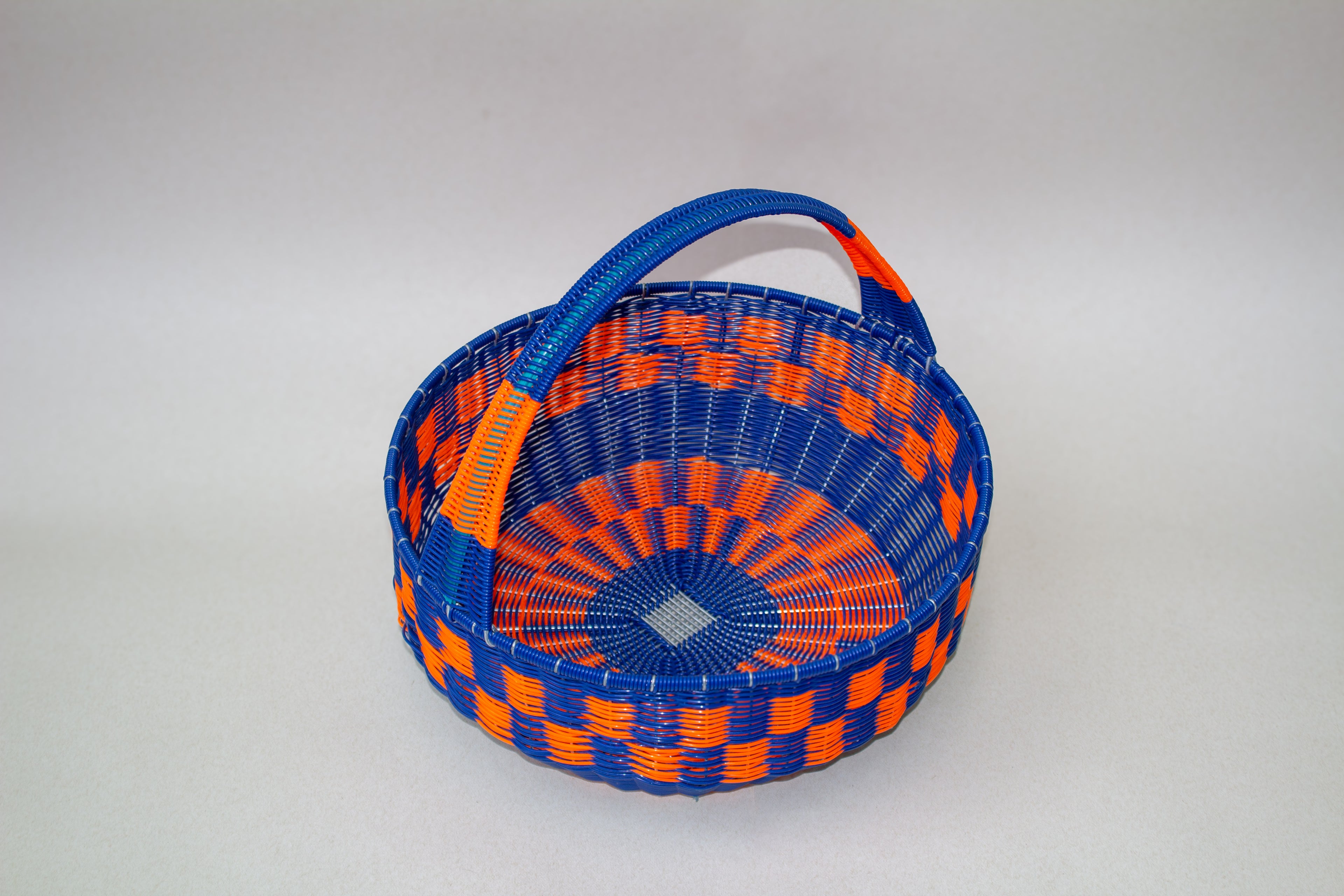 Canasta honda tejida de plástico reciclado