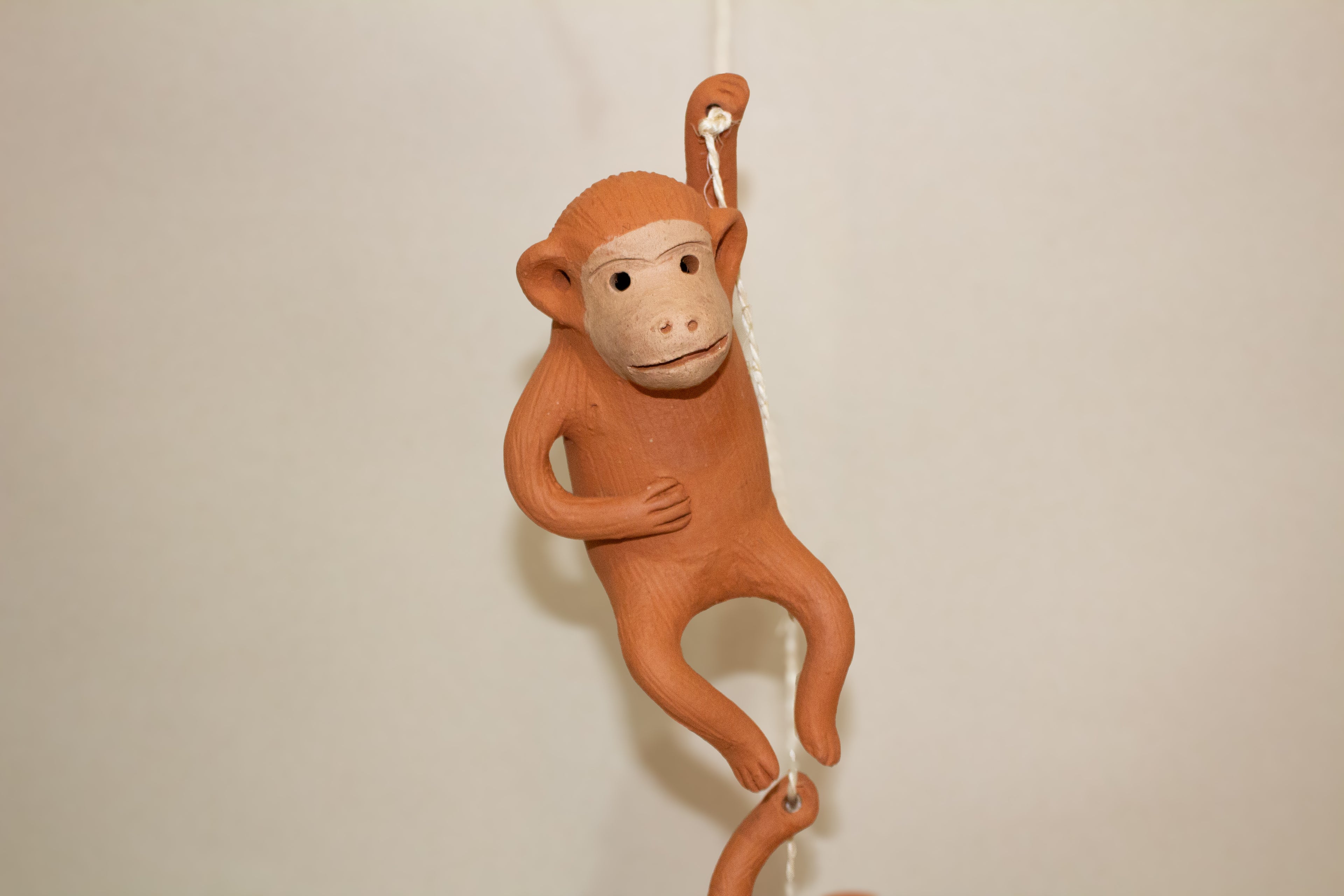 Juego de changos colgantes de barro naranja - 1
