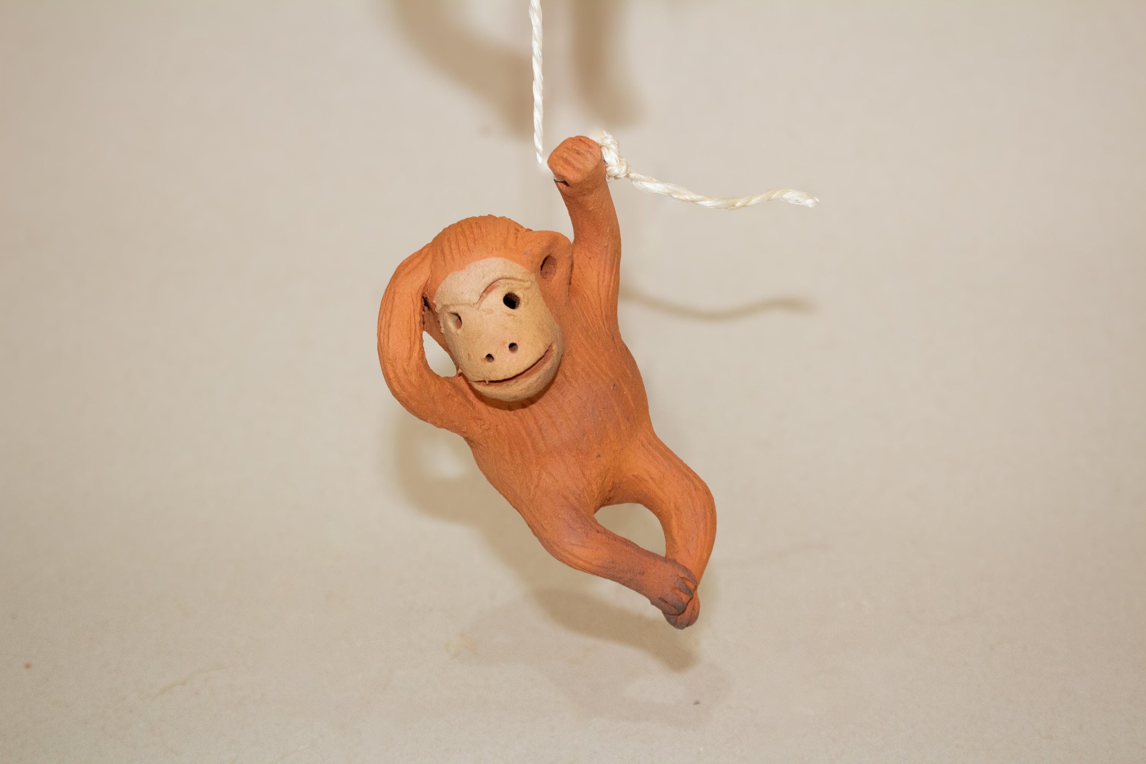 Juego de changos colgantes de barro naranja - 1